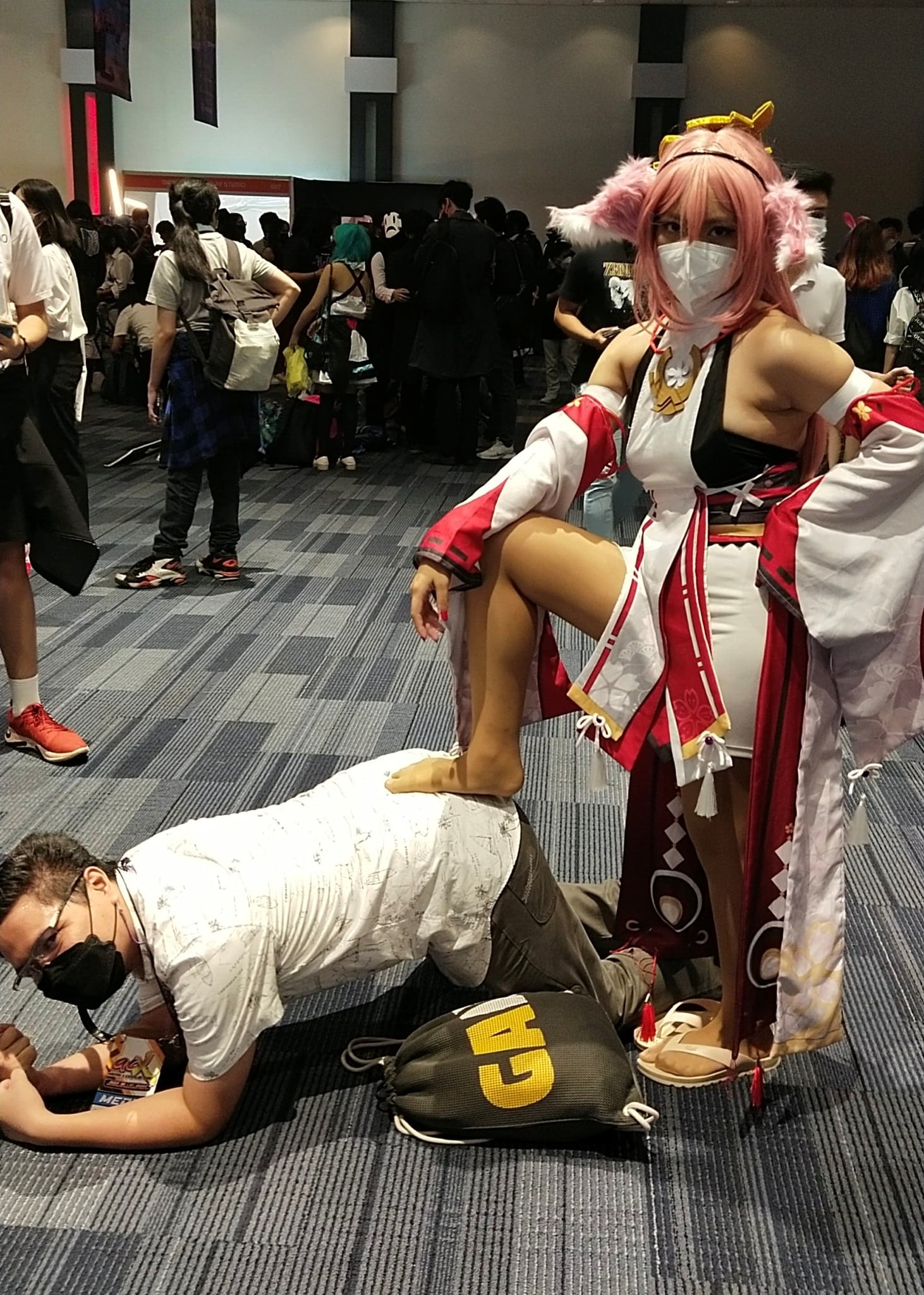 Un otaku asiste a una convencion de anime para ser pisoteado por cosplayers 2