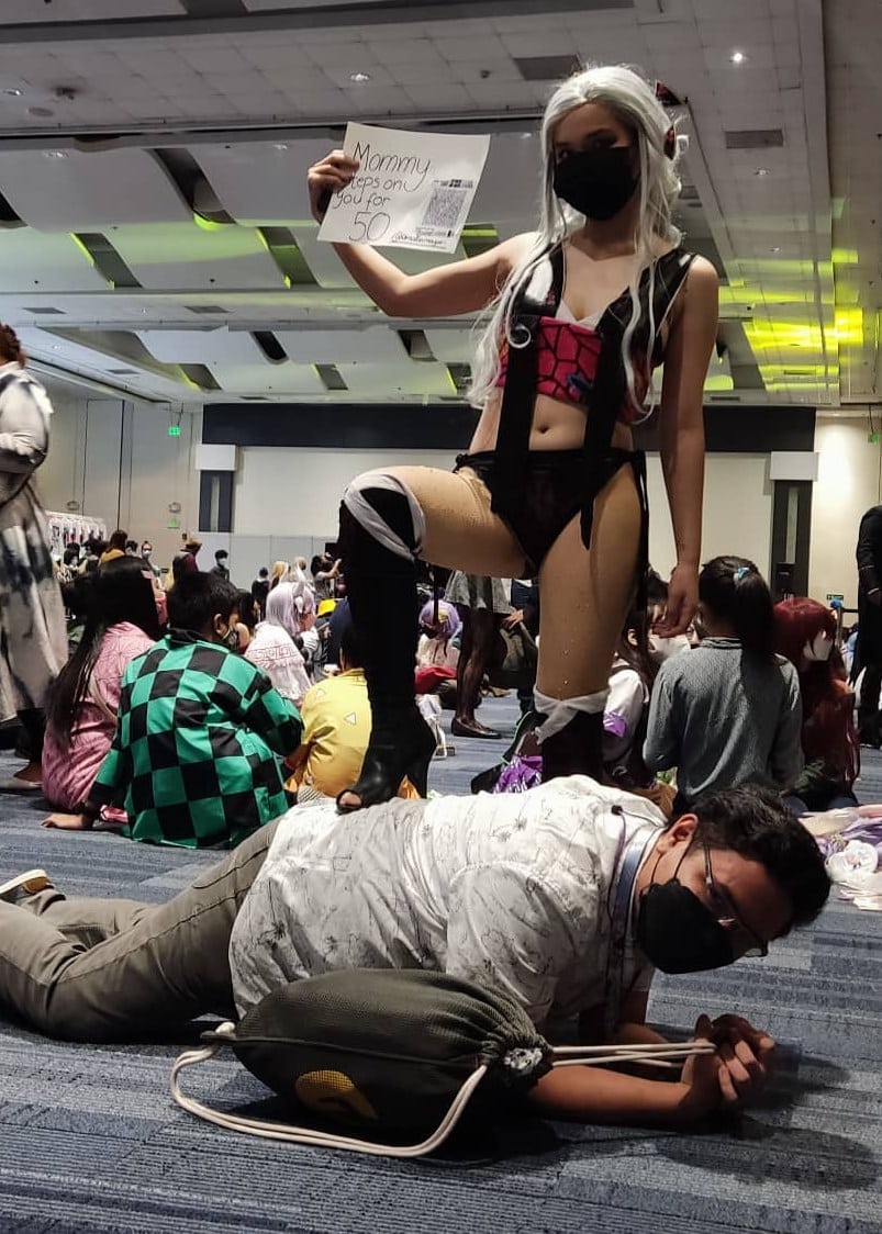 Un otaku asiste a una convencion de anime para ser pisoteado por cosplayers 8