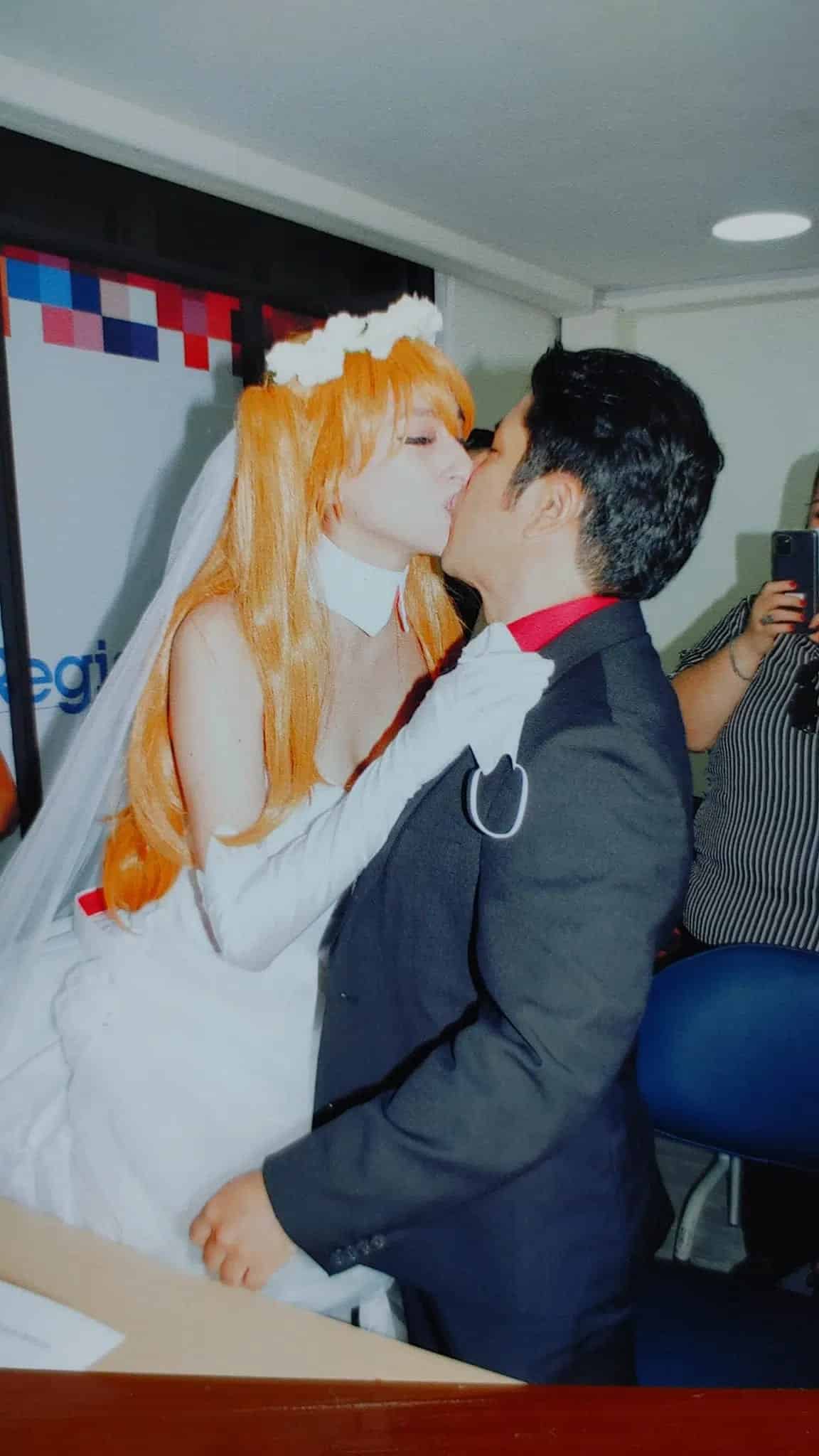 Evangelion Una chica se casa con un cosplay de Asuka y se vuelve viral 5 min